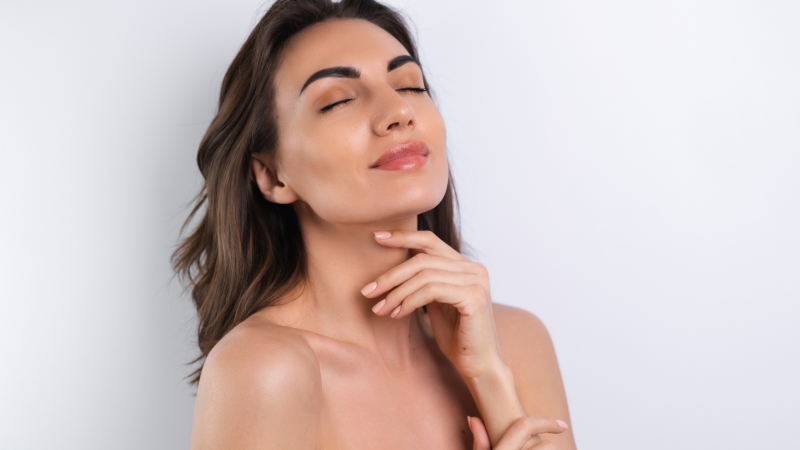 Включването на козметичен продукт (серум за лице или крем) в ежедневната рутина за поддръжка на кожата, в чиито състав има витамин С, оказва анти-ейдж ефект.